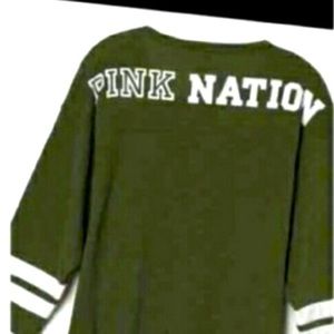 Women’s green pink quarter cut long sleeve shirt.